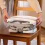Ingenuity - Rehausseur de chaise pliable gris Deluxe Comfort avec tablette amovible, réglable de 6 mois à 3 ans