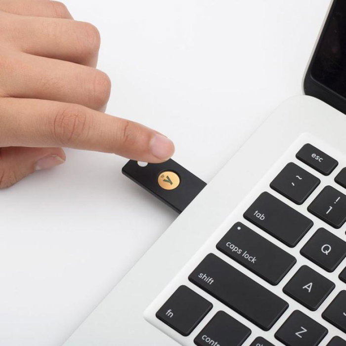 Yubico YubiKey 5 NFC - Clé de sécurité matérielle pour authentification à deux facteurs (2FA) et NFC, référence 5060408461426