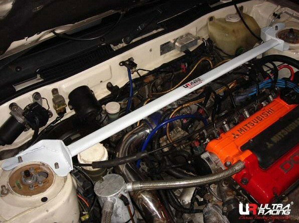 Ultra Racing Barre de strut supérieure avant pour MITSUBISHI GALANT 87-93 VR4 Ultra Racing Barre de strut supérieure avant pour MITSUBISHI GALANT 87-93 VR4