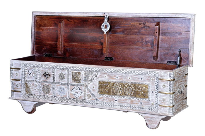 GINER Y COLOMER Malle de rangement en bois de manguier avec finition blanc vieilli, ouverture par le dessus, détails en bronze - 48 x 148 x 43 cm