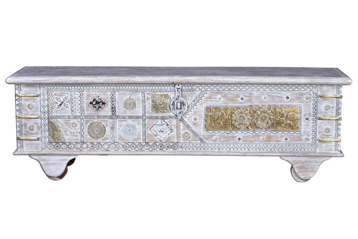 GINER Y COLOMER Malle de rangement en bois de manguier avec finition blanc vieilli, ouverture par le dessus, détails en bronze - 48 x 148 x 43 cm