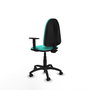 Chaise de bureau Aýna avec mécanisme de contact permanent de base, revêtue de simili cuir couleur turquoise. Équipée d'une base en polyamide noir, d'accoudoirs 1D et de roulettes pour parquet