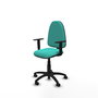 Chaise de bureau Aýna avec mécanisme de contact permanent de base, revêtue de simili cuir couleur turquoise. Équipée d'une base en polyamide noir, d'accoudoirs 1D et de roulettes pour parquet