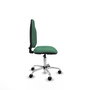Chaise de bureau Algarra avec mécanisme de contact permanent de base, recouverte de tissu vert émeraude. Équipée d'une base chromée, sans accoudoirs et de roulettes en nylon de 50 mm