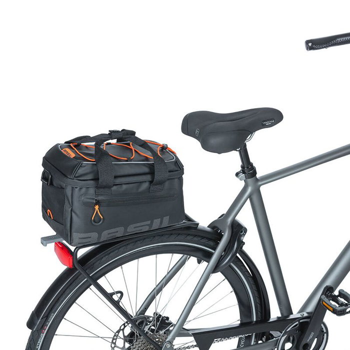 Basil MILES TARPAULIN Sac de transport étanche pour porte-bagages arrière vélo, 7L, Noir Orange, 30x19x16 cm