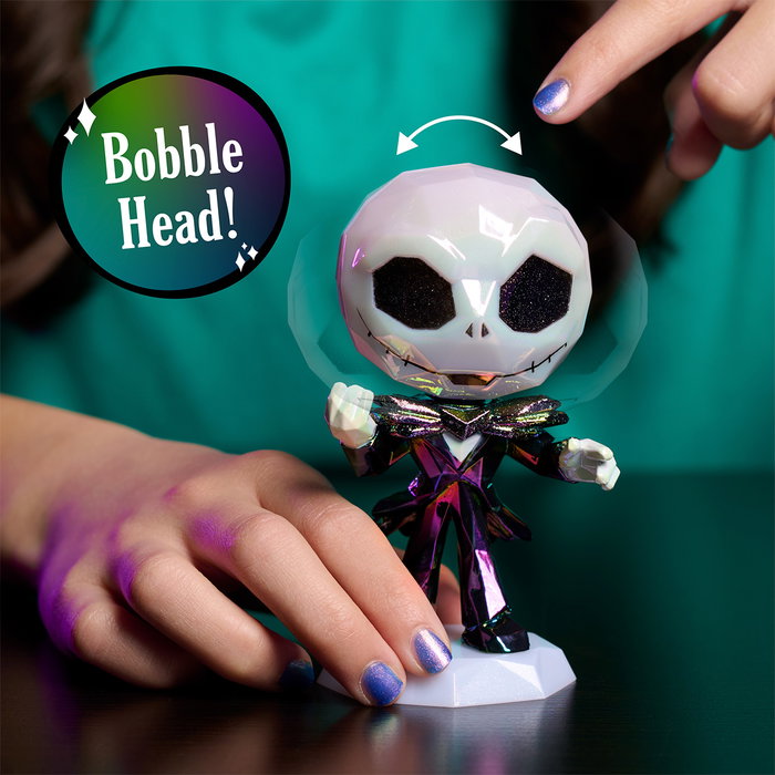 Just Play Figurine Jack Skellington Grande Collection 12.7 cm - Personnage La Nuit Avant Noël - Figurine Iridescente avec Nœud Papillon Chauve-souris - Pour Enfants 3 ans et plus