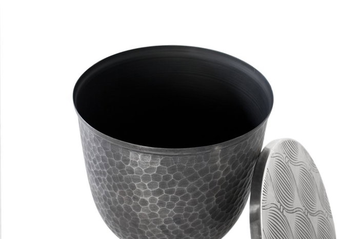 GINER Y COLOMER - Table basse ronde avec plateau en aluminium martelé, finition gris foncé et aluminium, design rustique et moderne