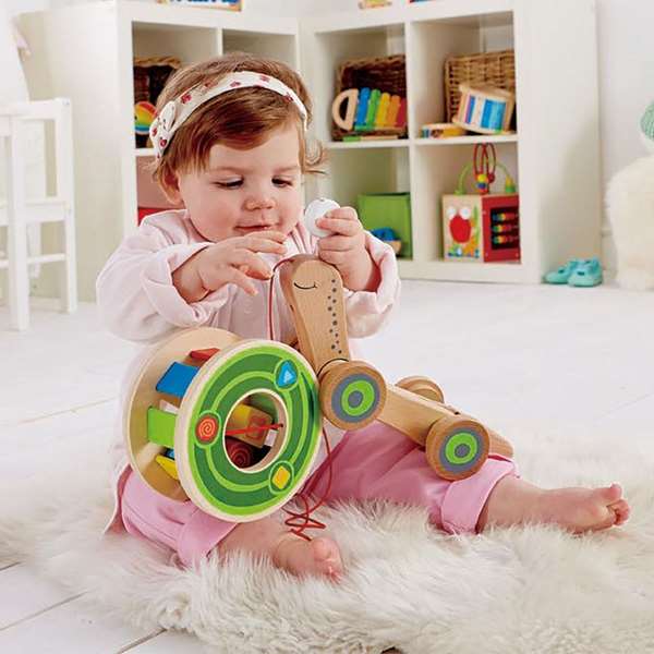 Hape - Jouet à tirer puzzle escargot en bois avec corde - Jeu d'encastrement pour enfants dès 12 mois - 30,10 x 18,6 x 11,20 cm