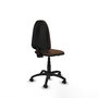 Chaise de bureau Aýna avec mécanisme de contact permanent de base, rembourrée de tissu marron foncé. Équipée d'une base en polyamide noir, sans accoudoirs et avec roulettes pour parquet.