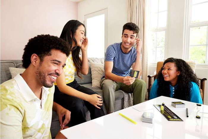 Mattel - Jeu Pictionary pour adultes, idéal pour les soirées jeux, à partir de 11 ans Mattel - Jeu Pictionary pour adultes, idéal pour les soirées jeux, à partir de 11 ans