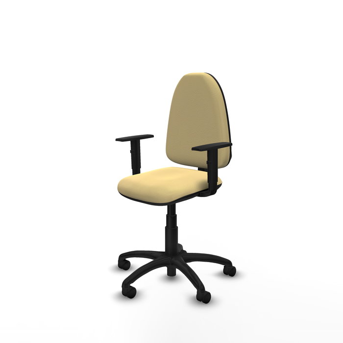 Chaise de bureau Aýna avec mécanisme de contact permanent de base, rembourrée en simili cuir couleur crème. Équipée d'une base en polyamide noir, d'accoudoirs 1D et de roulettes en nylon de 50 mm