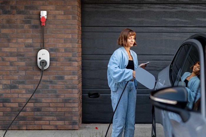 go-e Chargeur mural intelligent Gemini flex 2.0 11 kW avec connectivité mobile 4G et application, installation facile en intérieur/extérieur pour véhicules électriques