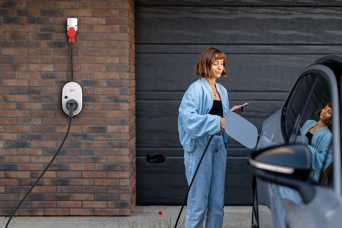 go-e Chargeur mural intelligent Gemini flex 2.0 11 kW avec connectivité mobile 4G et application, installation facile en intérieur/extérieur pour véhicules électriques