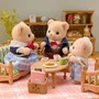 Sylvanian Families - Famille Ours Biscuit (3 personnages articulés avec accessoires) - Jeu de figurines - À partir de 3 ans