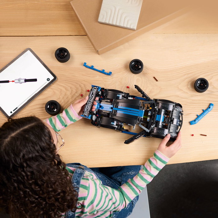 LEGO Technic 42176 Voiture de course Porsche GT4 e-Performance télécommandée