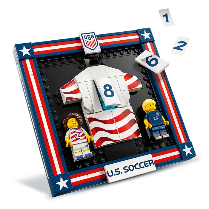LEGO - Editions - Set de construction 43033 - Maillot 2026 de l'Équipe Nationale Américaine de Football avec 2 minifigurines et autocollants - Jouet pour enfants dès 10 ans et fans