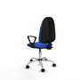 Chaise de bureau Algarra avec mécanisme de contact permanent de base, rembourrée de tissu bleu. Équipée d'une base chromée, d'accoudoirs fixes et de roulettes en nylon de 50 mm