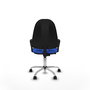 Chaise de bureau Algarra avec mécanisme de contact permanent de base, rembourrée de tissu bleu. Équipée d'une base chromée, d'accoudoirs fixes et de roulettes en nylon de 50 mm