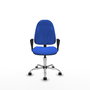 Chaise de bureau Algarra avec mécanisme de contact permanent de base, rembourrée de tissu bleu. Équipée d'une base chromée, d'accoudoirs fixes et de roulettes en nylon de 50 mm