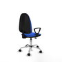 Chaise de bureau Algarra avec mécanisme de contact permanent de base, rembourrée de tissu bleu. Équipée d'une base chromée, d'accoudoirs fixes et de roulettes en nylon de 50 mm