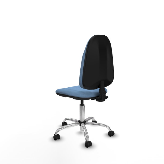 Chaise de bureau Algarra avec mécanisme de contact permanent de base, recouverte de tissu bleu ciel. Équipée d'une base chromée, sans accoudoirs et de roulettes autobloquantes.