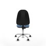 Chaise de bureau Algarra avec mécanisme de contact permanent de base, recouverte de tissu bleu ciel. Équipée d'une base chromée, sans accoudoirs et de roulettes autobloquantes.