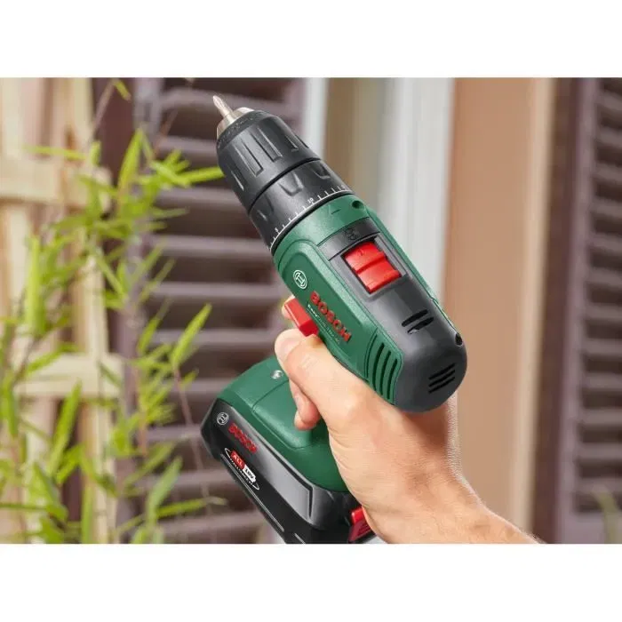 Bosch UniversalDrill 18 Perceuse-visseuse sans fil 18V - Livrée avec 2 batteries 1,5 Ah, chargeur, coffret de 241 accessoires et boîte de rangement - Perçage bois, métal, plastique