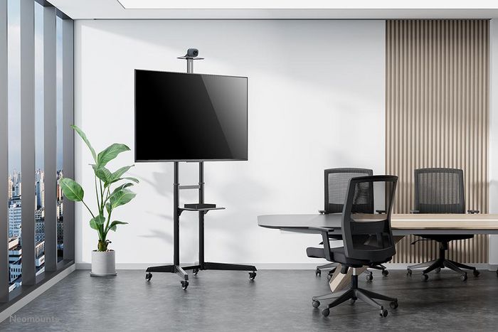 Neomounts FL50-550BL1 Support mobile au sol pour écran plat TV 37-70" jusqu'à 50 kg, avec tablette multimédia, support caméra, roulettes et gestion de câbles - Noir