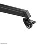 Neomounts FL50-550BL1 Support mobile au sol pour écran plat TV 37-70" jusqu'à 50 kg, avec tablette multimédia, support caméra, roulettes et gestion de câbles - Noir