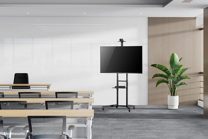 Neomounts FL50-550BL1 Support mobile au sol pour écran plat TV 37-70" jusqu'à 50 kg, avec tablette multimédia, support caméra, roulettes et gestion de câbles - Noir