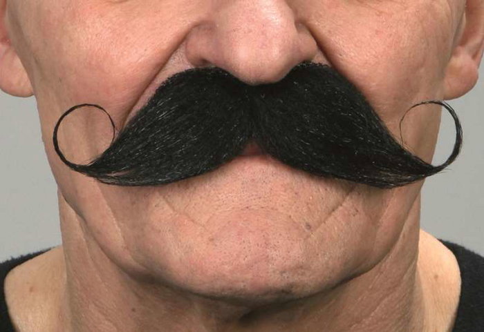 My Other Me Bigote noir - Moustache postiche adulte multilingue (français, espagnol, anglais...) - Taille unique - Multicolore My Other Me Bigote noir - Moustache postiche adulte multilingue (français, espagnol, anglais...) - Taille unique - Multicolore