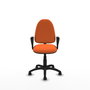 Chaise de bureau Aýna avec mécanisme de contact permanent de base, recouverte de tissu orange. Équipée d'une base en polyamide noir, d'accoudoirs fixes et de roulettes autobloquantes.