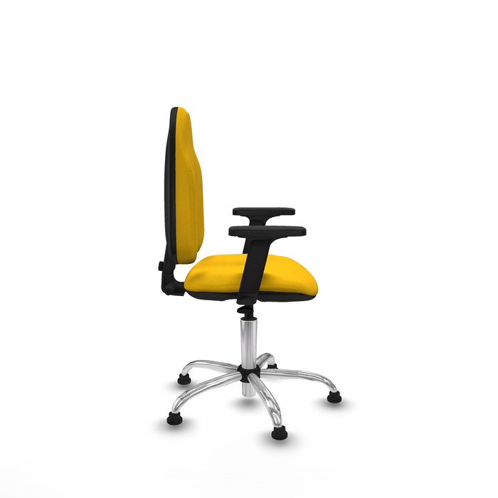 Chaise de bureau Algarra avec mécanisme de contact permanent de base, recouverte de tissu jaune. Équipée d'une base chromée, d'accoudoirs 2D et de butées
