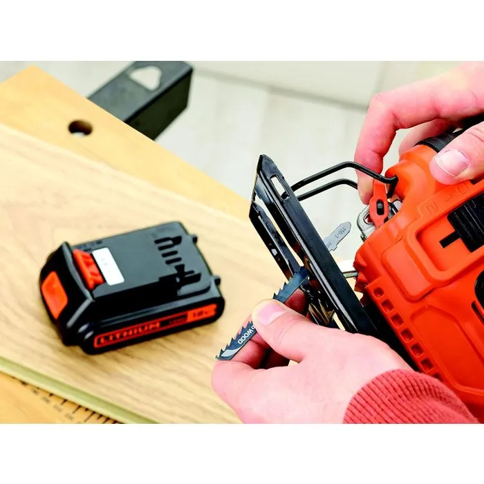 Black + Decker Scie sauteuse pendulaire sans-fil 18V avec batterie 2,0 Ah