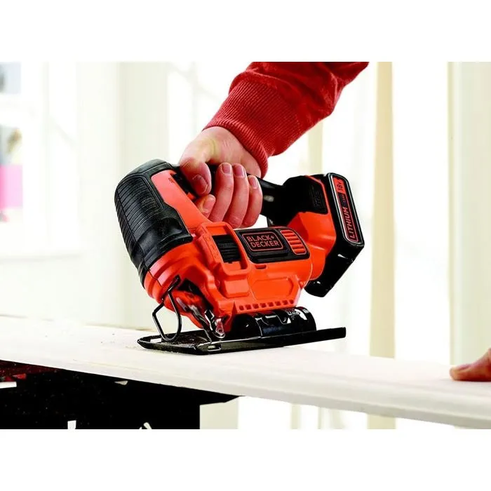 Black + Decker Scie sauteuse pendulaire sans-fil 18V avec batterie 2,0 Ah