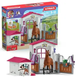 Schleich 72218 Horse Club - Figurine Jument Hanovrien avec Berger Australien, Box et Accessoires, Jouet pour Enfants Dès 5 Ans