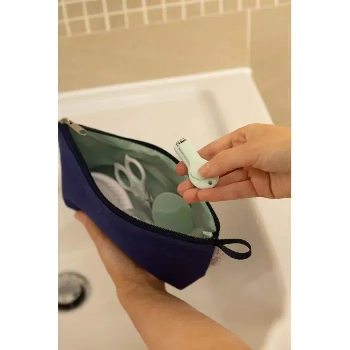 Nuby Kit de Soin pour le Bain de Bébé - 8 Accessoires de Toilette Incluant Pistolet à Eau Changeant de Couleur et Aspirateur Nasal - avec Trousse Imperméable