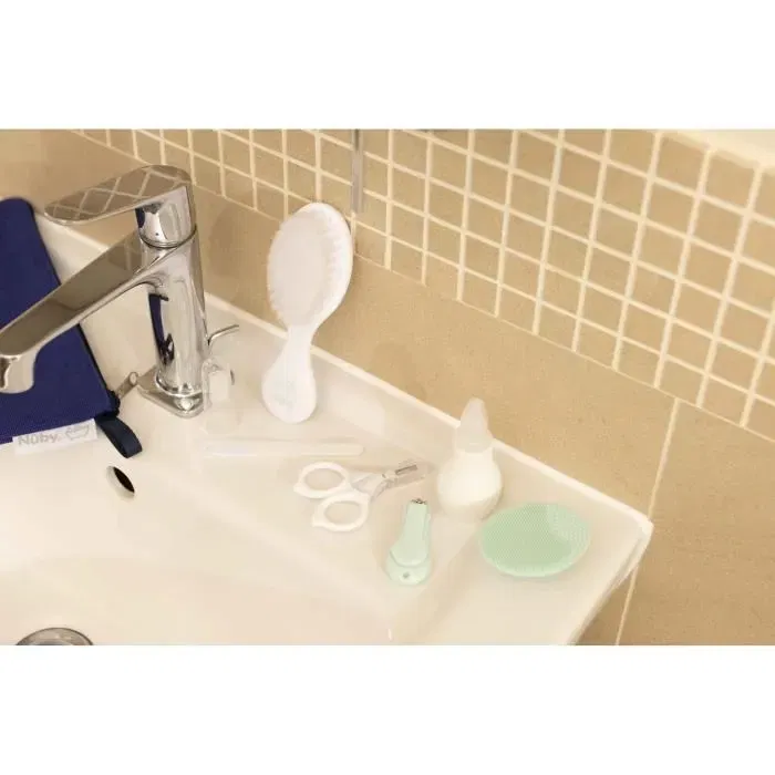 Nuby Kit de Soin pour le Bain de Bébé - 8 Accessoires de Toilette Incluant Pistolet à Eau Changeant de Couleur et Aspirateur Nasal - avec Trousse Imperméable
