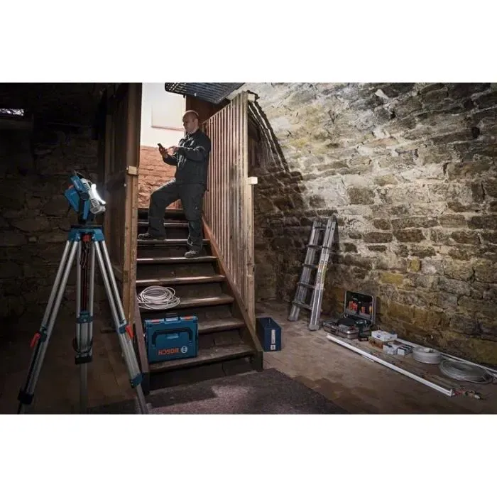 Bosch Professional Projecteur LED GLI 18V-2200 C 2200 lm, 18 V, IP64, réglage par smartphone, sans batterie - 0601446501