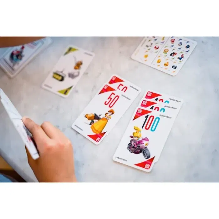 Dujardin - Jeu de Cartes Mille Bornes - Edition Mario Kart 2023 - Pour 2 à 6 Joueurs - Parcourez les 1000 Bornes avec Mario, Peach et Luigi