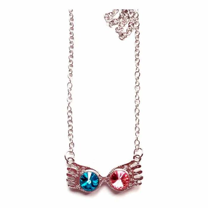 THE CARAT SHOP Colgante Gafas Luna Lovegood Harry Potter - Collier Pendentif à Lunettes en Alliage de Zinc avec Cristaux Bleus et Roses THE CARAT SHOP Colgante Gafas Luna Lovegood Harry Potter - Collier Pendentif à Lunettes en Alliage de Zinc avec Cristaux Bleus et Roses