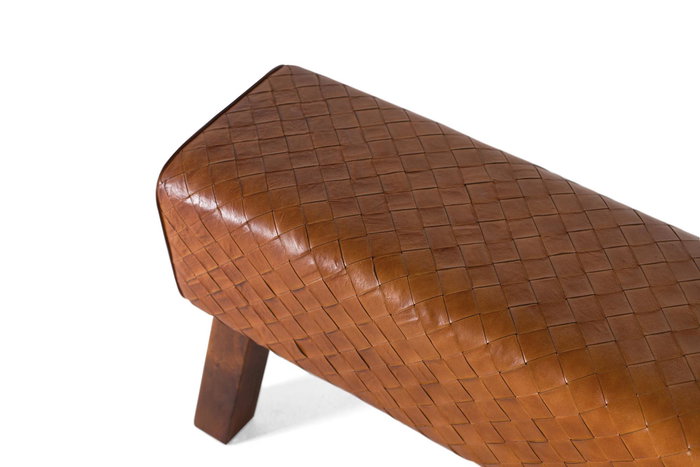 GINER Y COLOMER - Banc d'assise avec siège en cuir de bovin tressé couleur camel et structure en bois massif - Design contemporain ou industriel - Marron