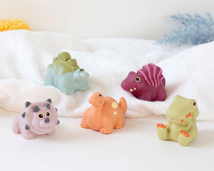 KioKids Set de 5 Jouets de Bain Dinosaures Antimoisissure pour Bébé de +4 Mois - 30% Blé, PVC, 6 cm, Multicolore KioKids Set de 5 Jouets de Bain Dinosaures Antimoisissure pour Bébé de +4 Mois - 30% Blé, PVC, 6 cm, Multicolore