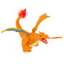 Bizak Pokémon Figurine Électronique Charizard Vs Pikachu 15 cm - Plus de 25 Sons, Lumières et Mouvements Articulés avec Projectiles de Flamme