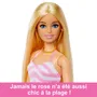 Barbie Poupée Barbie Plage HPL73 - Poupée blonde en maillot de bain rose avec sac et accessoires pour jeu plage