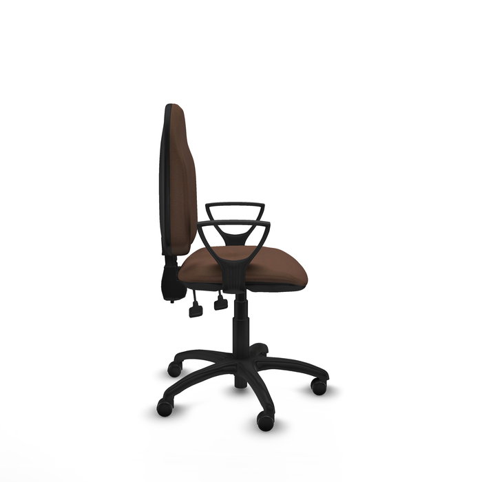 Chaise de bureau Algarra avec mécanisme à double poignée à contact permanent, recouverte de tissu marron foncé. Équipée d'une base en polyamide noir, d'accoudoirs fixes et de roulettes autobloquantes