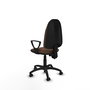 Chaise de bureau Algarra avec mécanisme à double poignée à contact permanent, recouverte de tissu marron foncé. Équipée d'une base en polyamide noir, d'accoudoirs fixes et de roulettes autobloquantes
