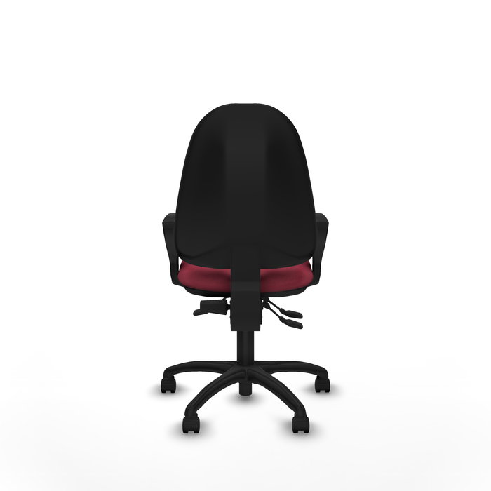 Chaise de bureau Algarra avec mécanisme asynchrone, revêtue de tissu couleur grenat. Équipée d'une base en polyamide noir, d'accoudoirs fixes et de roulettes en nylon de 50 mm.