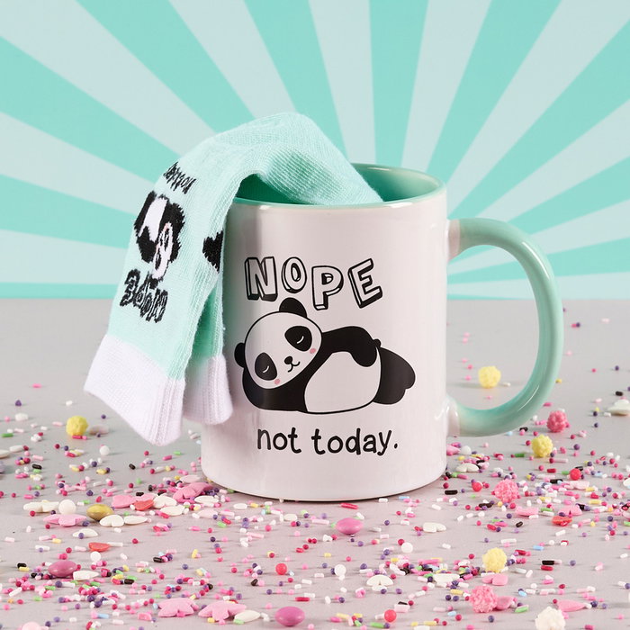 The Concept Factory Ensemble Tasse et Chaussettes Kawaii avec Modèles Assortis