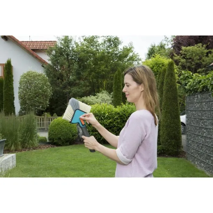 GARDENA Balai tête de loup Combisystem - Brosse haute qualité avec tête triangulaire et angle réglable - Pour toits et intérieur - Garantie 25 ans